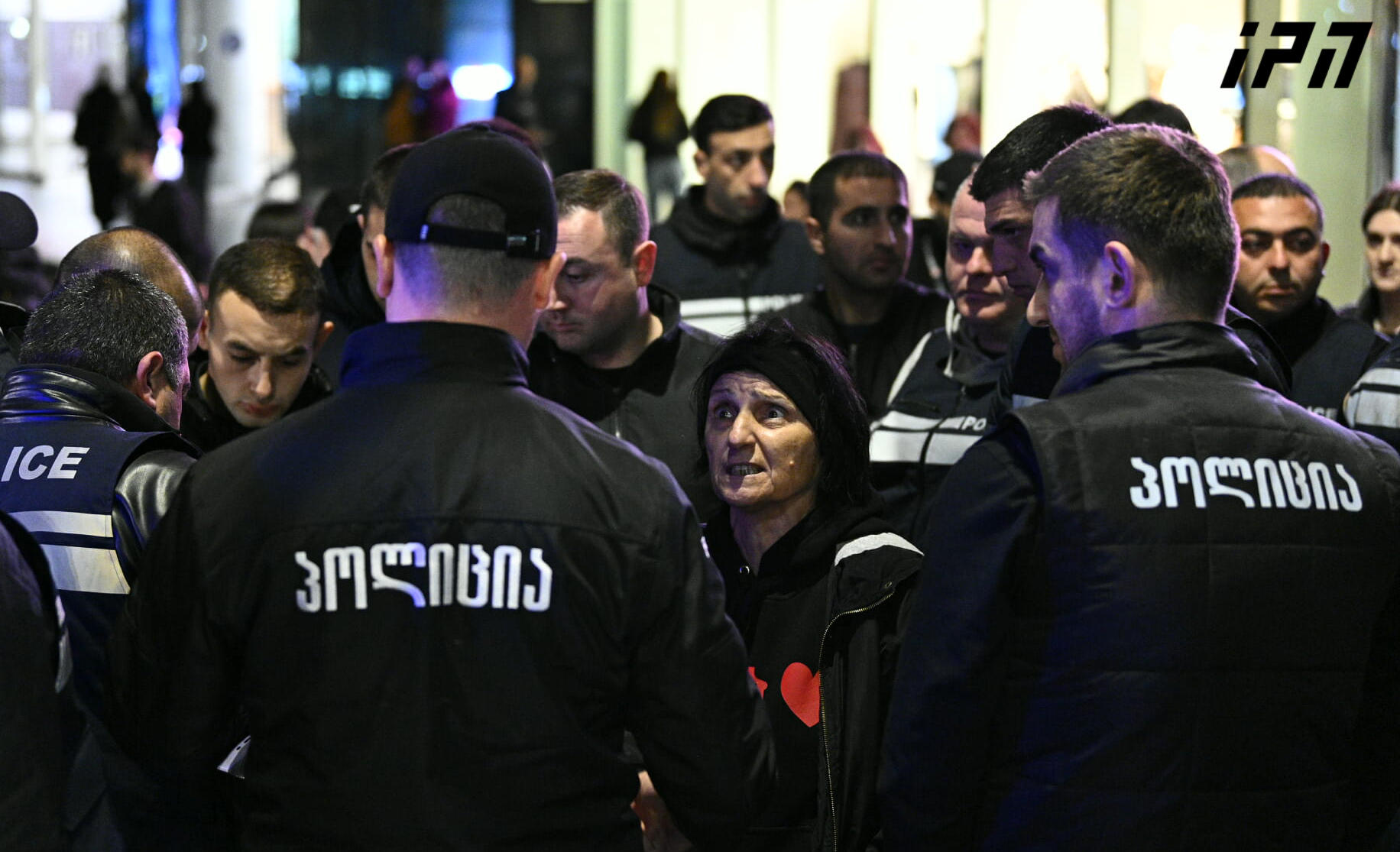 რუსთაველის გამზირზე საავტომობილო გზა გაიხსნა - მომიტინგეების ინფორმაციით, მიმდებარედ პოლიცია იდენტიფიცირებისთვის მოქალაქეებს აჩერებს