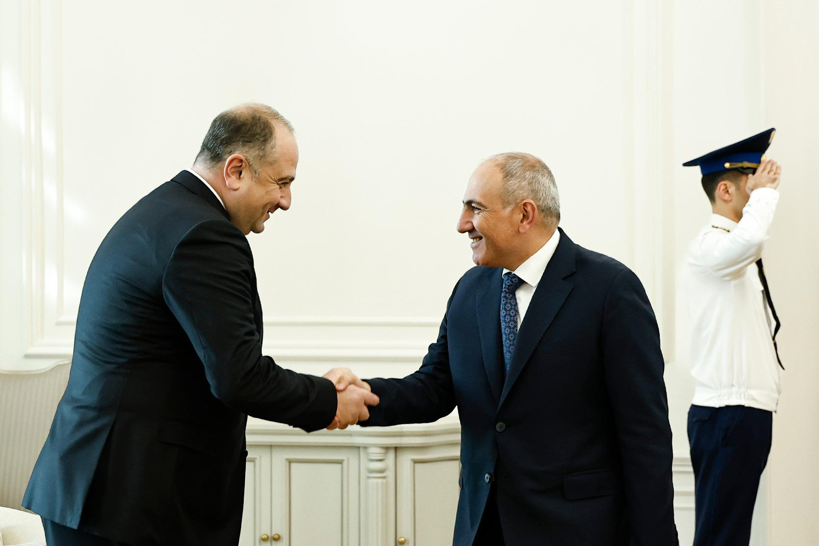 თავდაცვის მინისტრი ნიკოლ ფაშინიანს შეხვდა