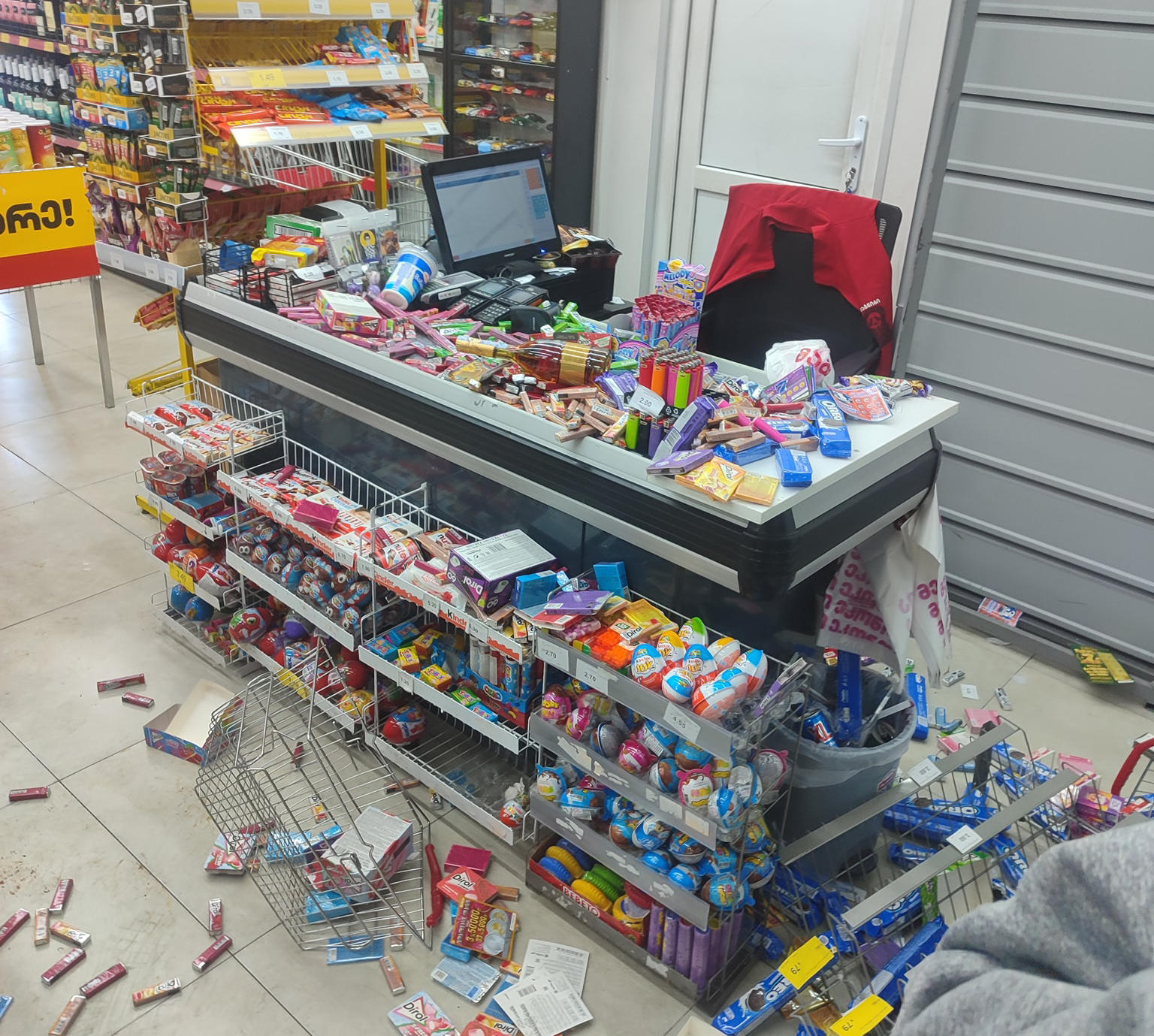 ვაჟა-ფშაველას გამზირზე არსებული ერთ-ერთი სუპერმარკეტის თანამშრომლებს არასრულწლოვნები ფიზიკურად გაუსწორდნენ - არსებული ინფორმაციით, ისინი ალკოჰოლური სასმელის ქურდობას ცდილობდნენ