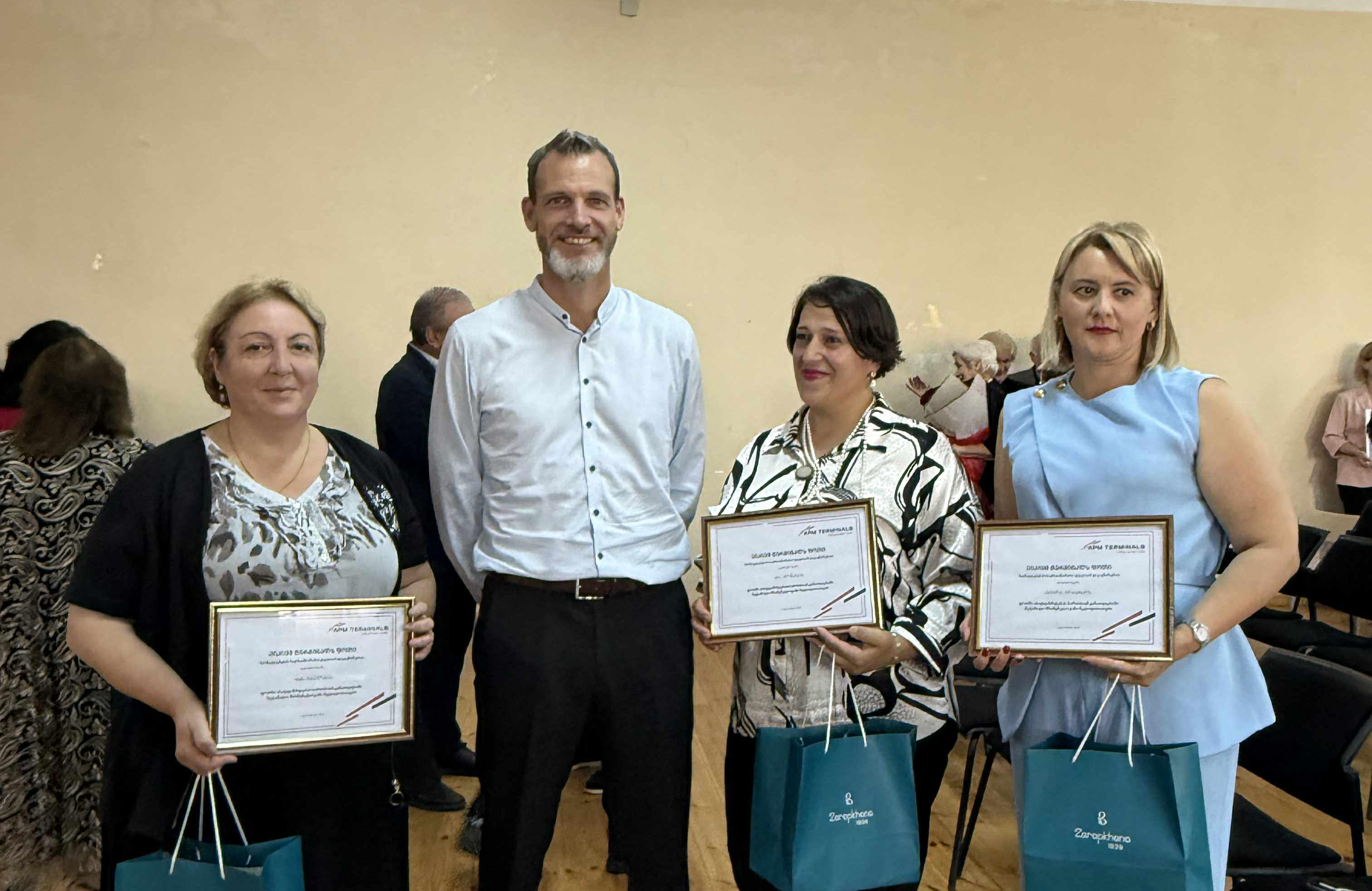 „ეიპიემ ტერმინალ ფოთმა“ წარმატებული მასწავლებლები დააჯილდოვა