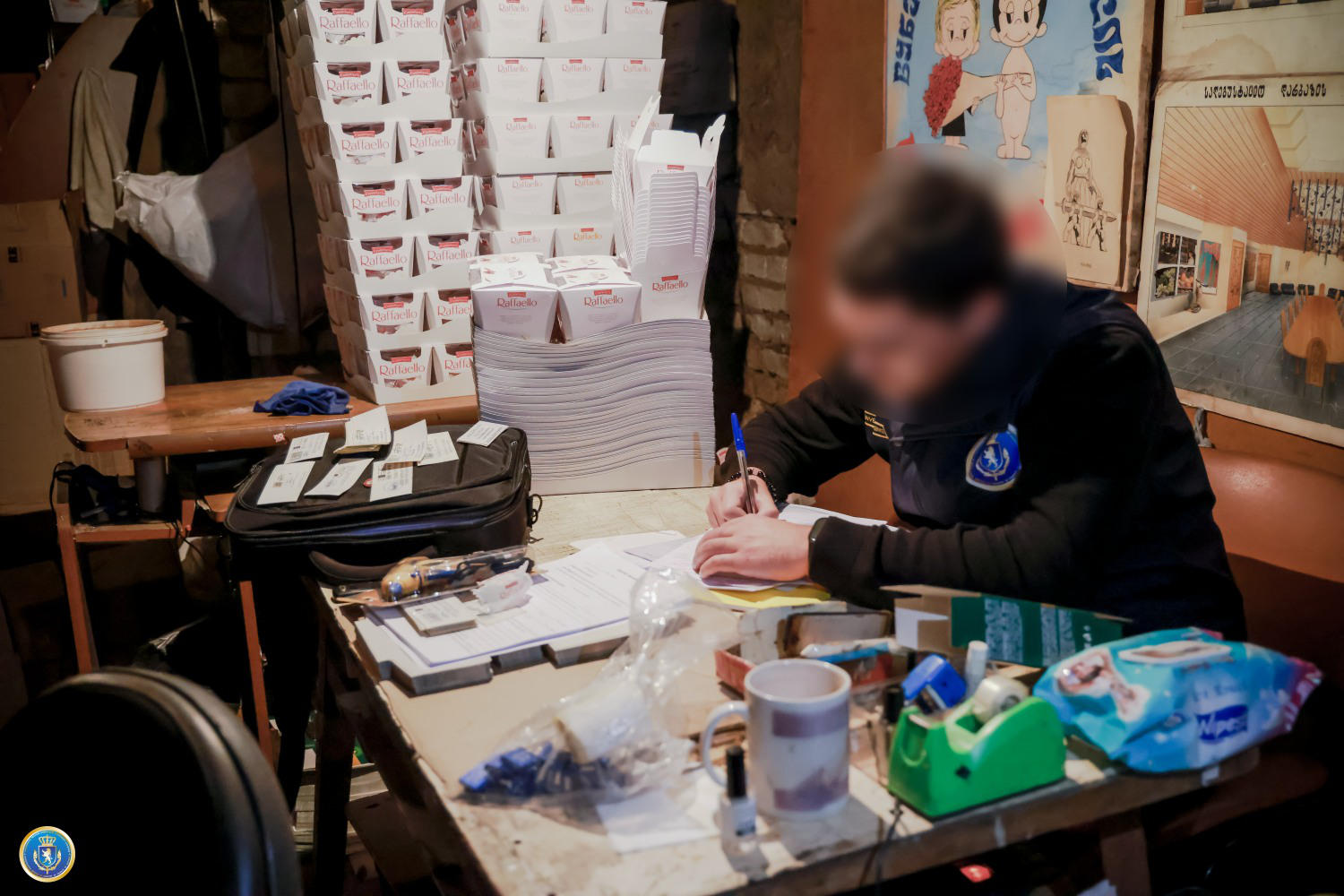 საგამოძიებო სამსახური - თბილისში მოწყობილ კუსტარულ საწარმოში ამზადებდნენ ტკბილეულსა და ყავას, რომლის რეალიზაციას Raffaello-ს და Jacobs Monarch-ის სასაქონლო ნიშნით ახდენდნენ - დაკავებულია ორი პირი