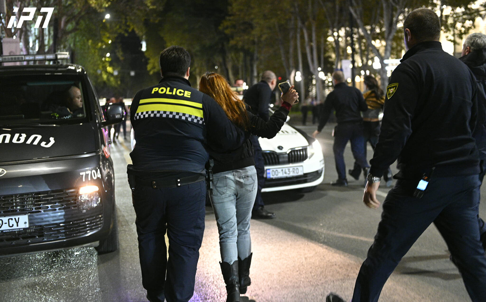 პოლიციამ რუსთაველის გამზირზე რამდენიმე აქტივისტი დააკავა