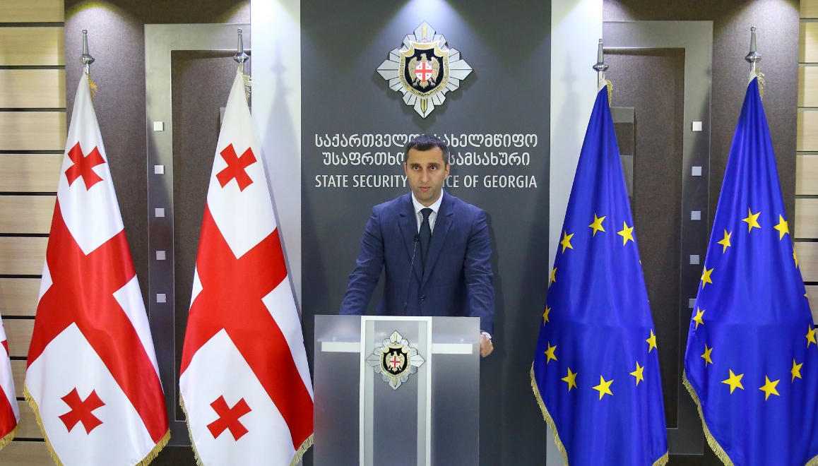 ბახმაროში, თანხის სანაცვლოდ, სახელმწიფოს საკუთრებაში არსებული მიწის ნაკვეთის გადაცემისა და ნებართვის გარეშე მშენებლობის დაპირებისთვის ერთი პირი დააკავეს - კიდევ ერთი ადამიანი დანაშაულის შეუტყობინებლობისთვისაა დაკავებული