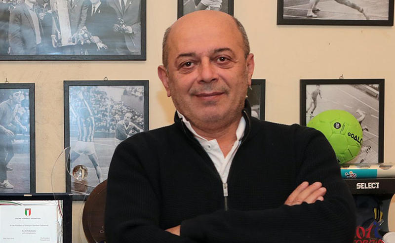 პროკურორი აცხადებს, რომ ხელბურთის ეროვნული ფედერაციის ყოფილმა პრეზიდენტმა, ზურაბ კაკაბაძემ 350 000 დოლარის ფსონი "აჭარისა" და "რედისონის" კაზინოებში დადო