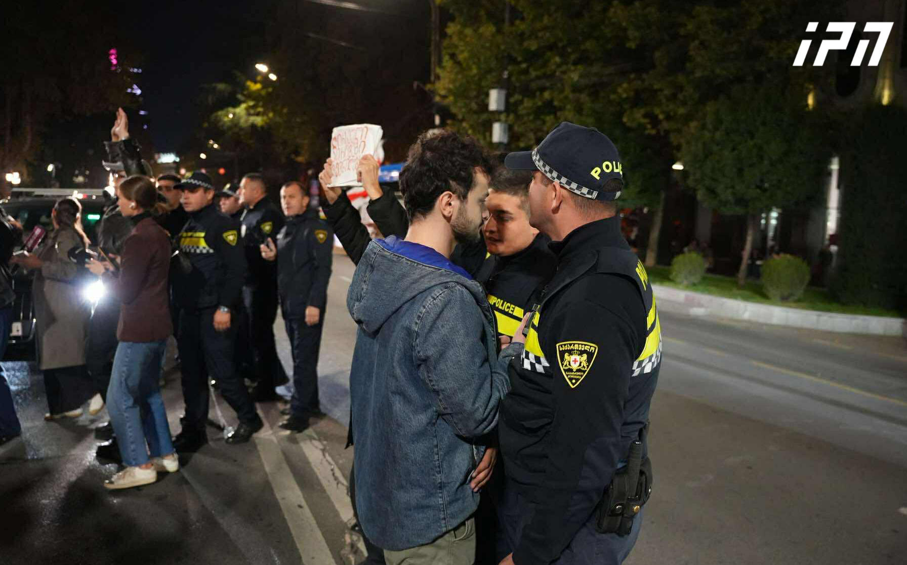 Protesters blocked Rustaveli Avenue - police urge them to clear the roadway