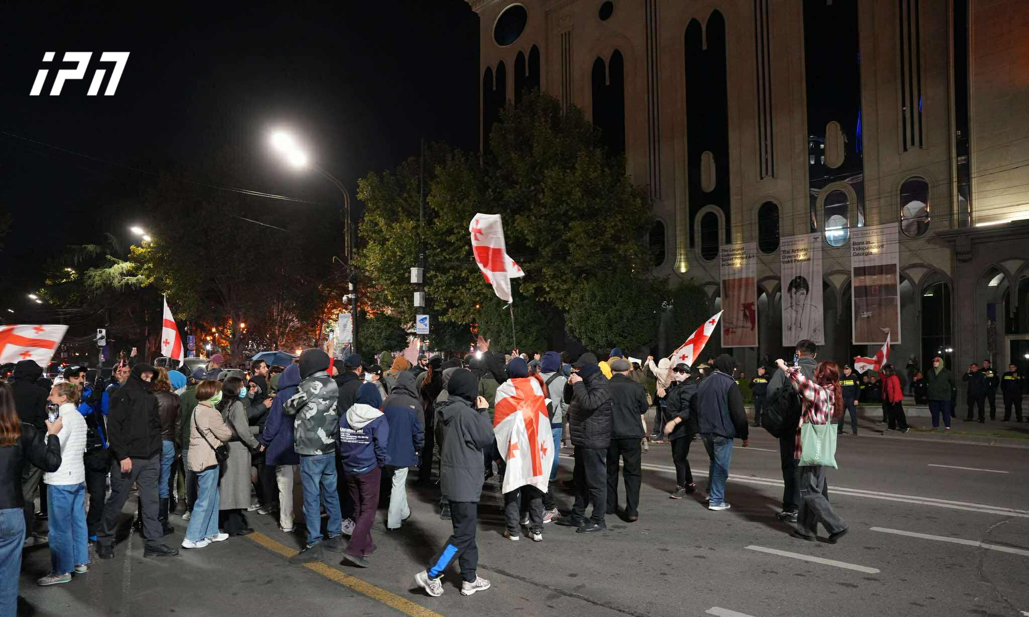 მომიტინგეებმა რუსთაველის გამზირი გადაკეტეს - პოლიცია მოუწოდებს, გაათავისუფლონ გზის სავალი ნაწილი