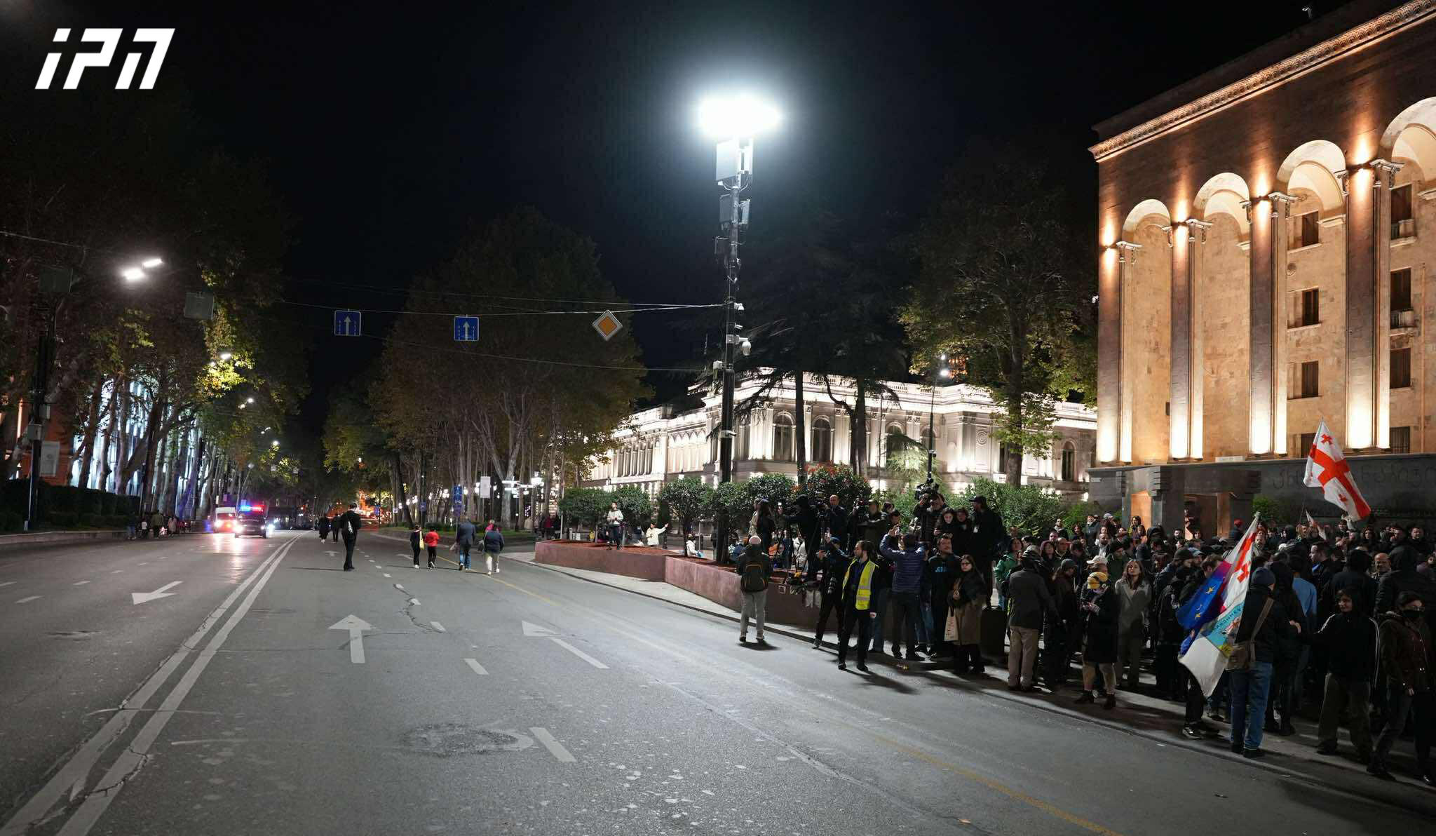 პარლამენტის წინ საავტომობილო მოძრაობა აღდგა