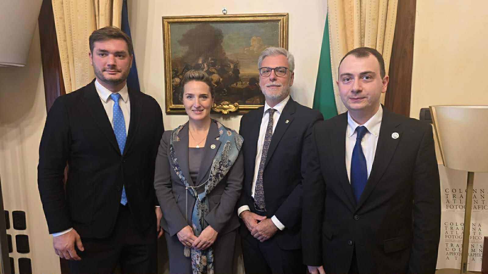 პარლამენტის წევრები იტალიის პარლამენტის კულტურის, მეცნიერებისა და განათლების კომიტეტის თავმჯდომარე ფედერიკო მოლიჩონეს შეხვდნენ