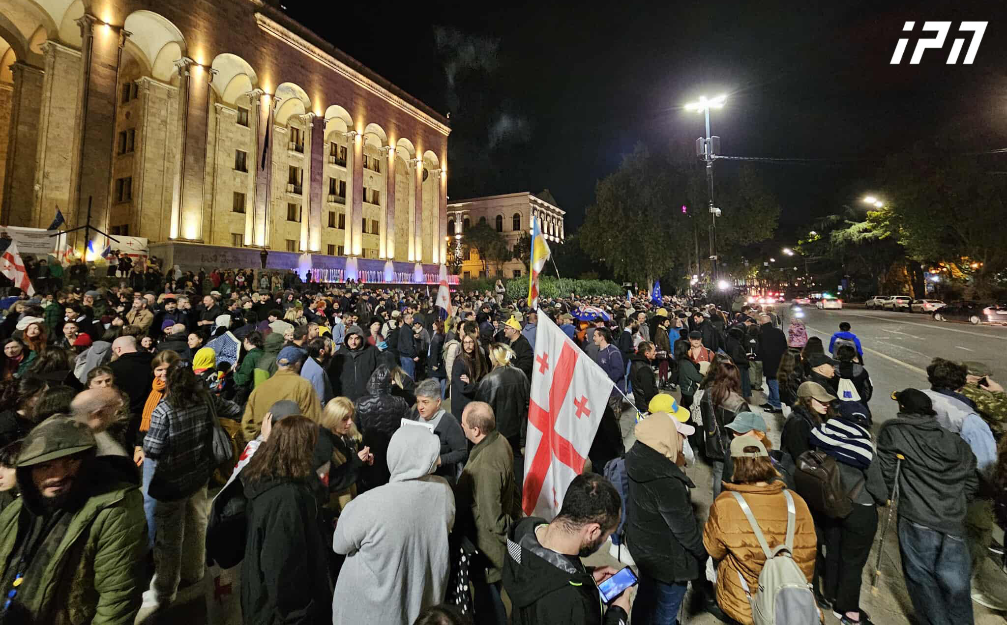 პოლიციამ პარლამენტის წინ მიმდინარე საპროტესტო აქციის მონაწილეები გზის სავალი ნაწილიდან გადაიყვანა