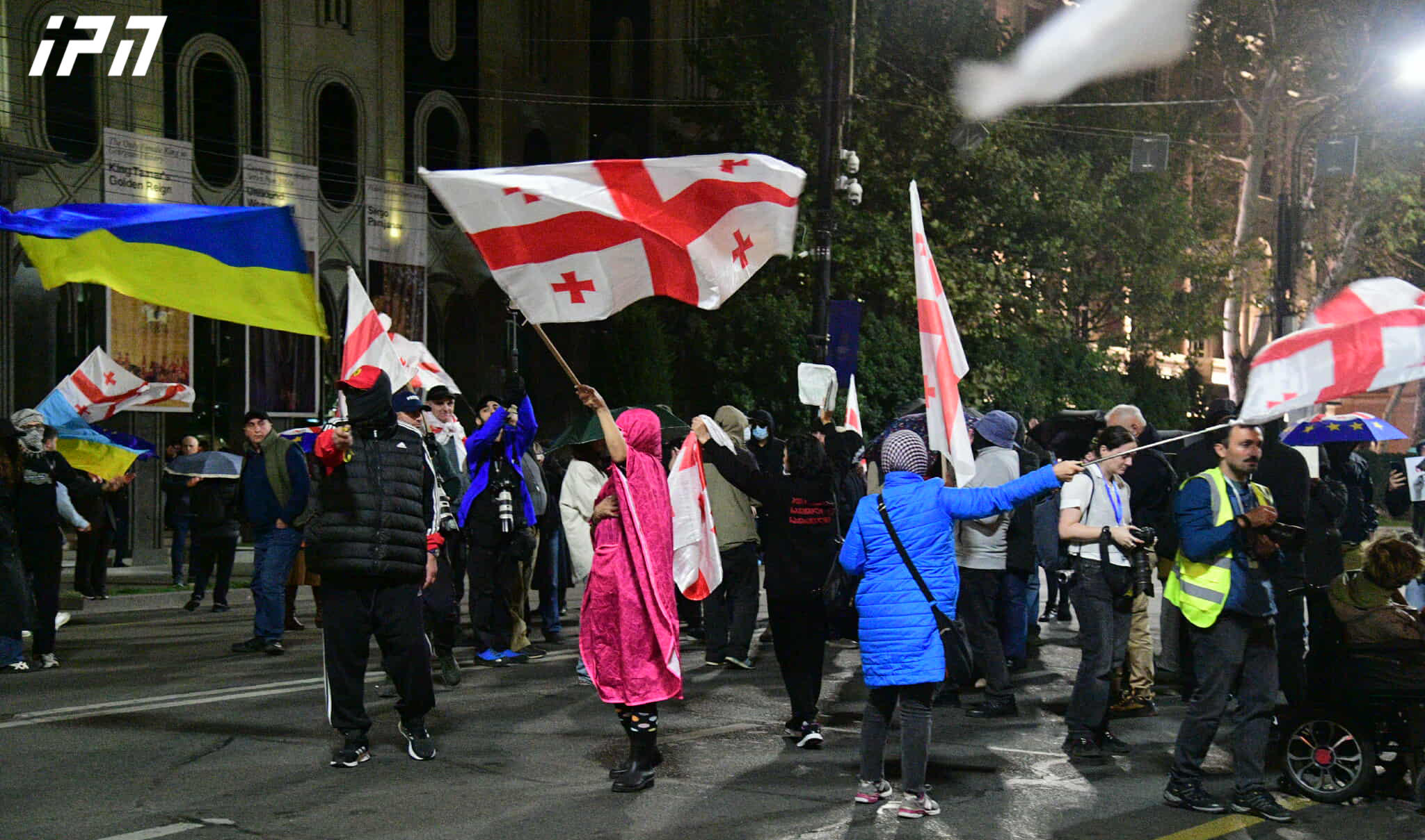 პარლამენტთან საპროტესტო აქცია მიმდინარეობს - მომიტინგეებმა რუსთაველის გამზირი გადაკეტეს