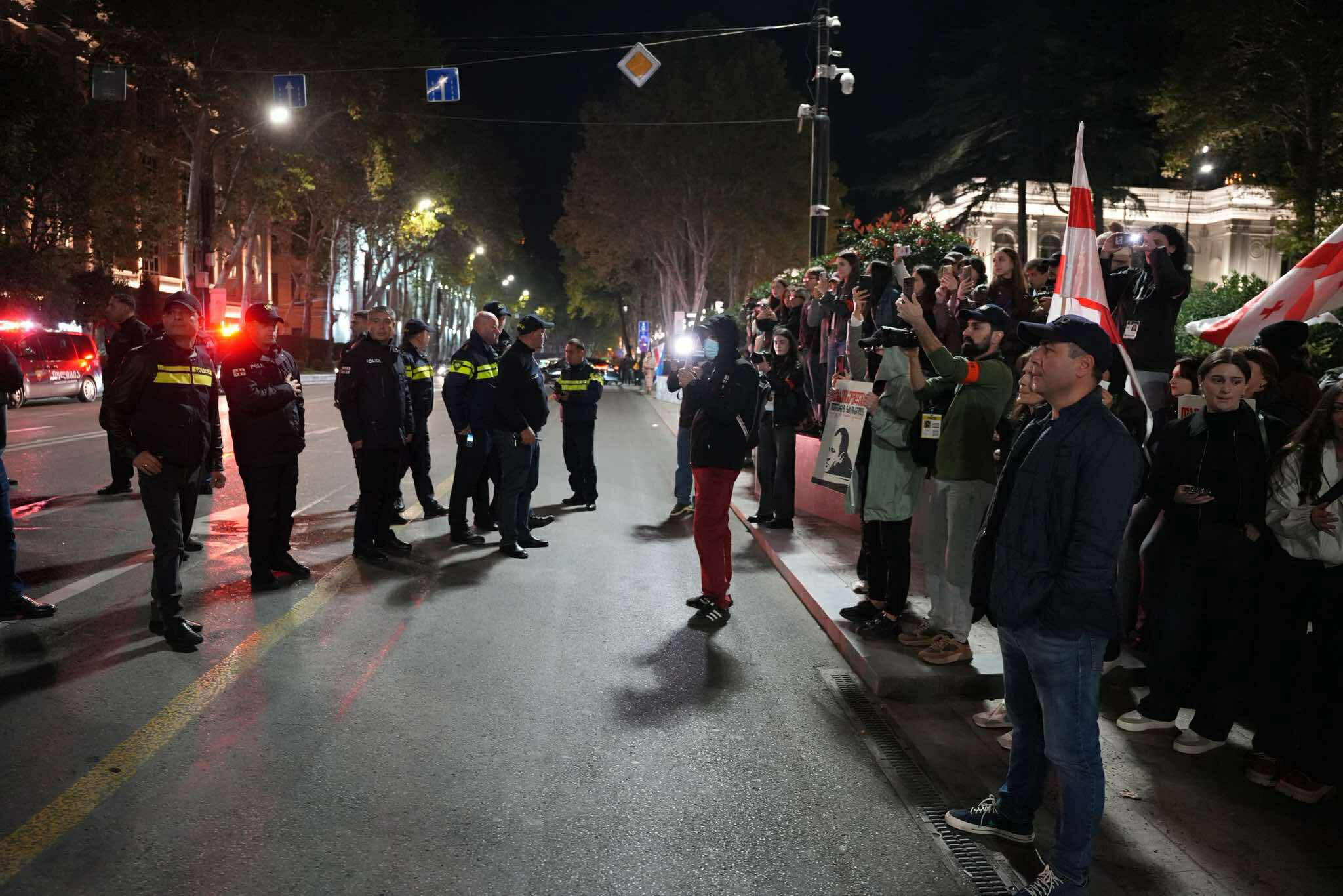 რუსთაველის გამზირზე საავტომობილო მოძრაობა აღდგა