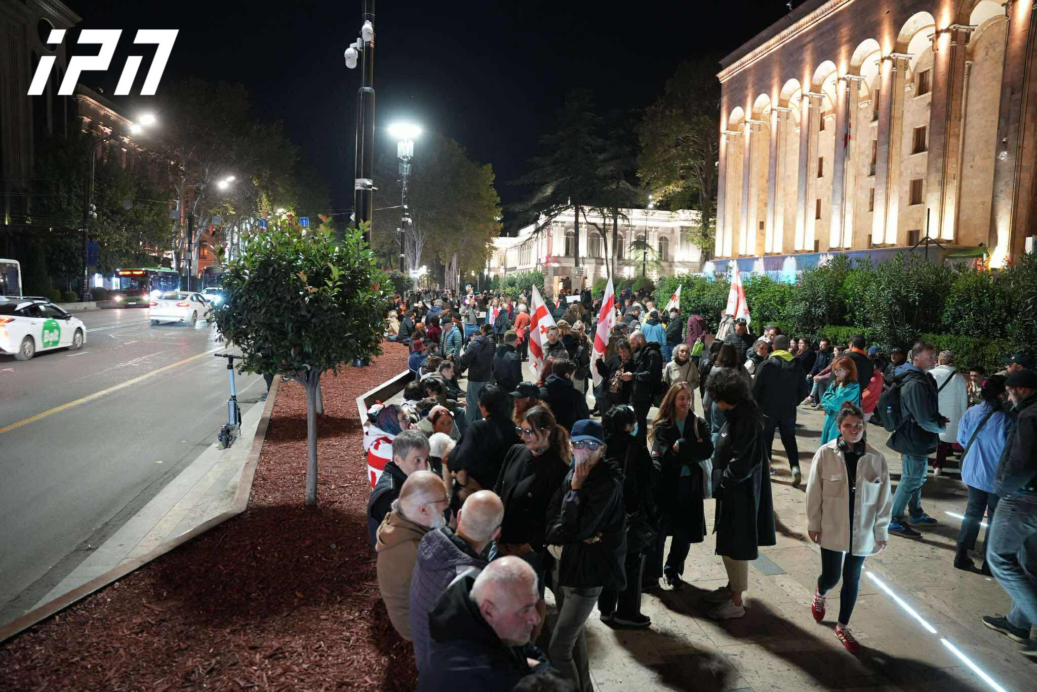 პარლამენტთან საპროტესტო აქცია მიმდინარეობს