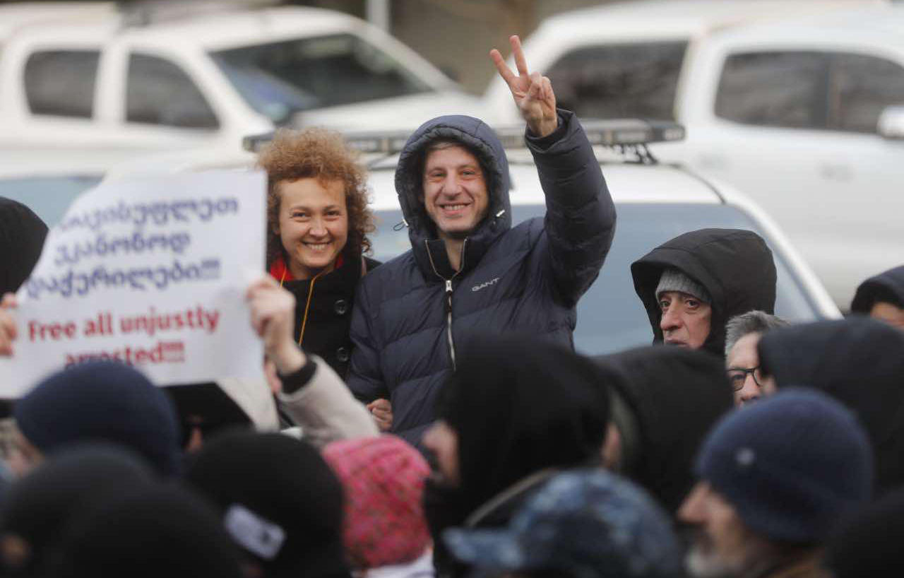 ჟურნალისტ ვასილ ივანოვ-ჩიქოვანს 7-დღიანი პატიმრობა შეეფარდა, მის მეუღლეს კი 5000-ლარიანი ჯარიმა დაეკისრა