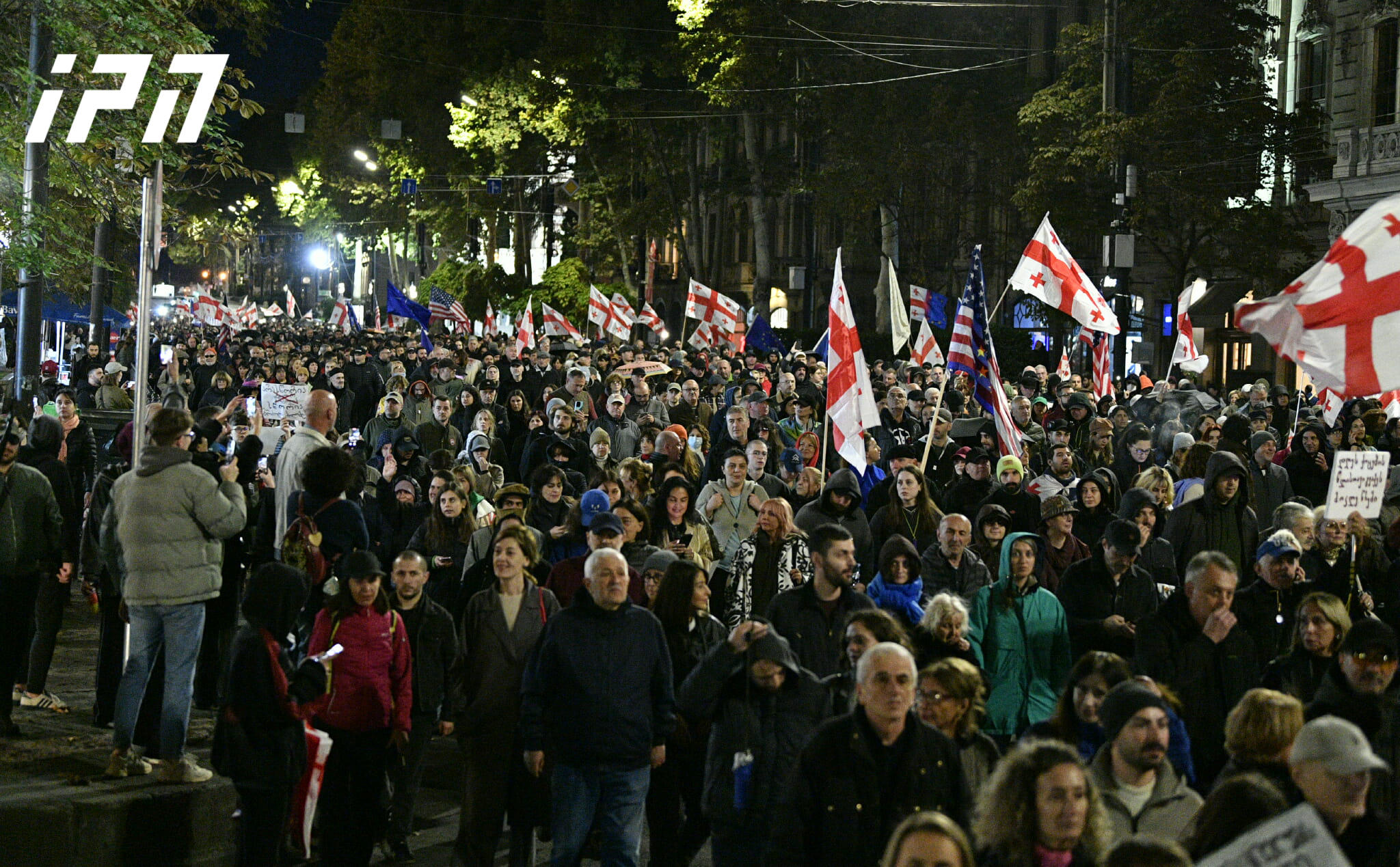 რუსთაველის გამზირზე საპროტესტო აქცია მიმდინარეობს, რომელსაც სალომე ზურაბიშვილი შეუერთდა - საავტომობილო მოძრაობა გადაკეტილია