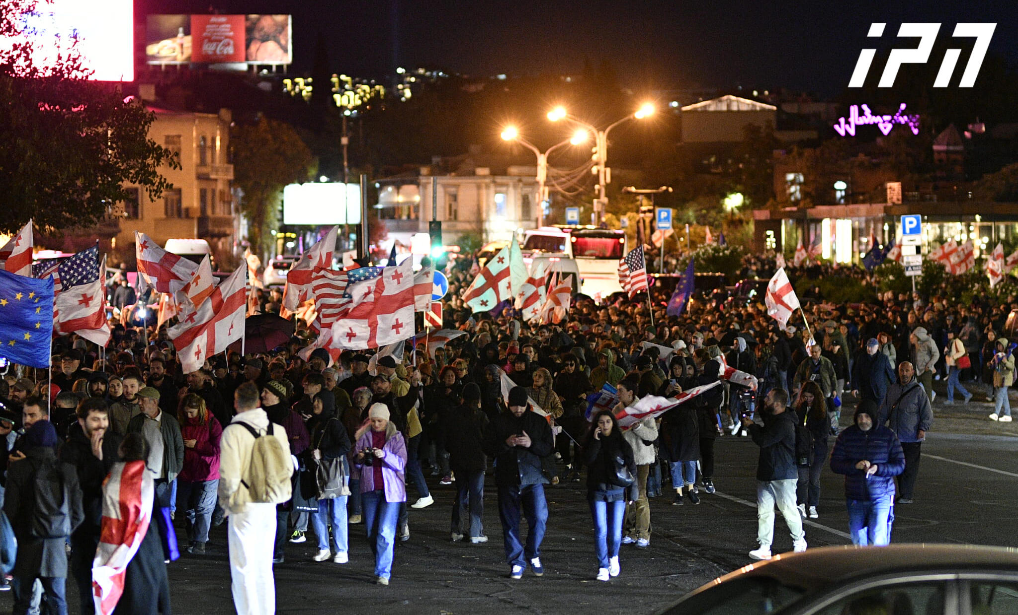 რესპუბლიკის მოედნიდან პარლამენტამდე საპროტესტო მსვლელობა - „ბოლომდე, გამარჯვებამდე“ მიმდინარეობს