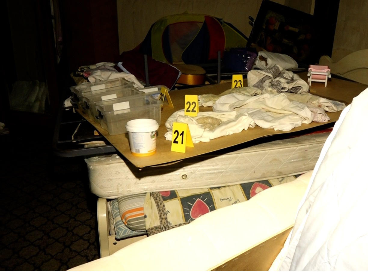 შსს - სამართალდამცველებმა მისაქციელში მდებარე ერთ-ერთ საცხოვრებელ სახლში კუსტარული ლაბორატორიიდან განსაკუთრებით დიდი ოდენობით ნარკოტიკული საშუალებები ამოიღეს - დაკავებულია 2 პირი