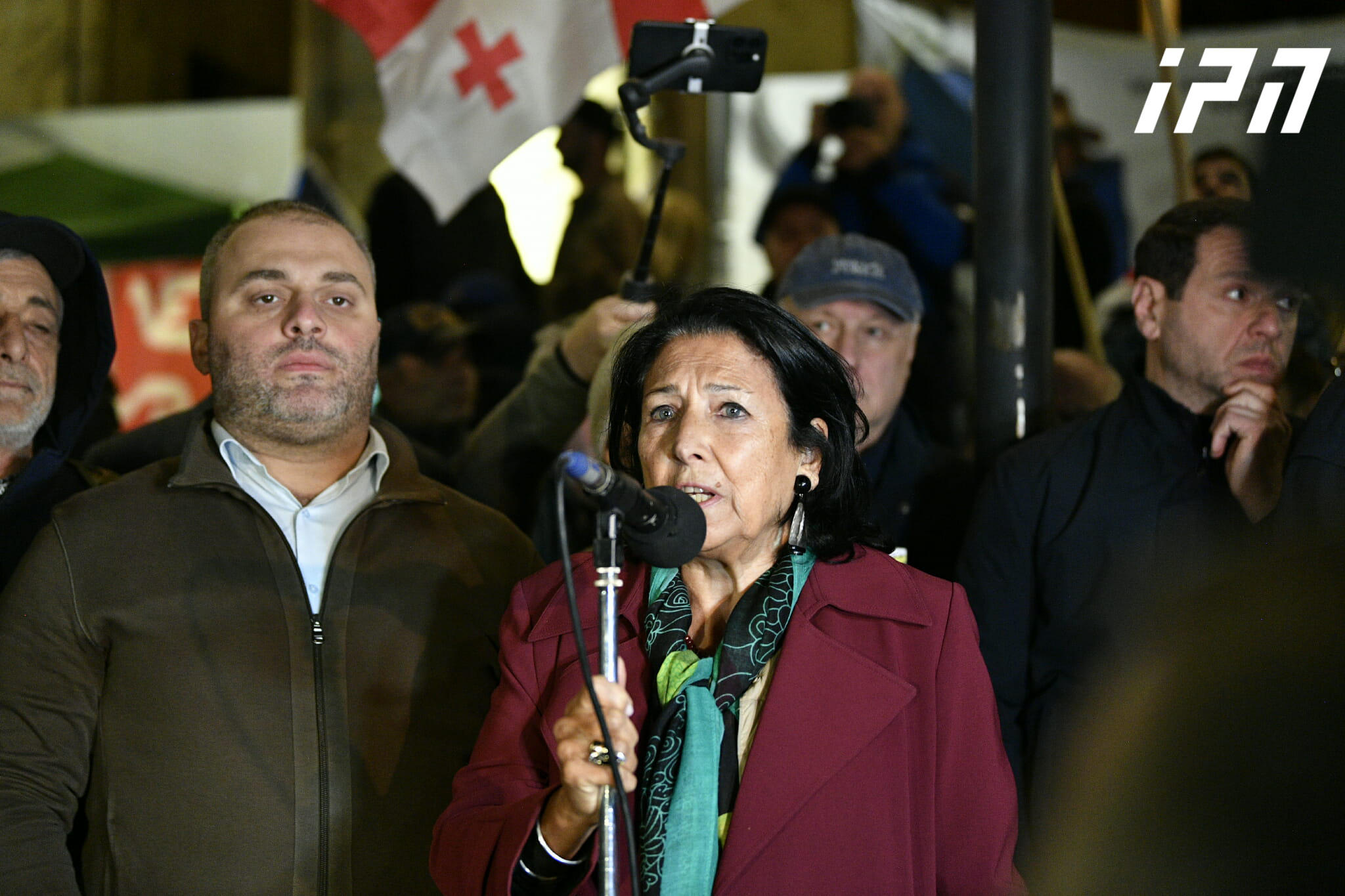 სალომე ზურაბიშვილი - ერთი წელია ხელისუფლებამ ვერაფრით მოიპოვა ლეგიტიმურობა მცდელობებით, ვიღაცებს ხელი ჩამოართვან, ვერც იმით, რომ ვიღაცები შეიყვანეს, ან აპირებენ შეიყვანონ პარლამენტში - ამ რეჟიმს ვერაფერი უშველის