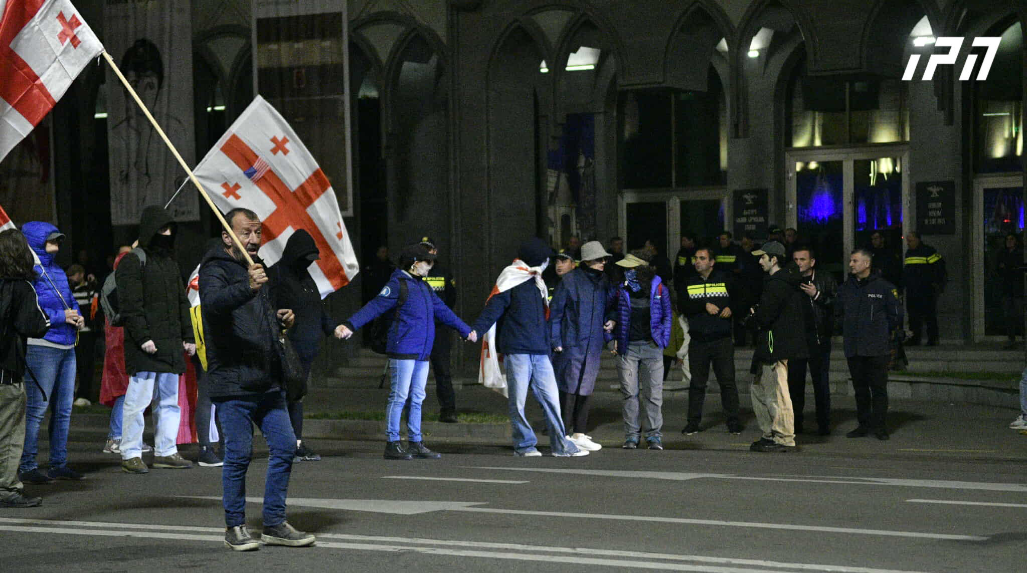 რუსთაველის გამზირზე მომიტინგეებმა გზა გადაკეტეს