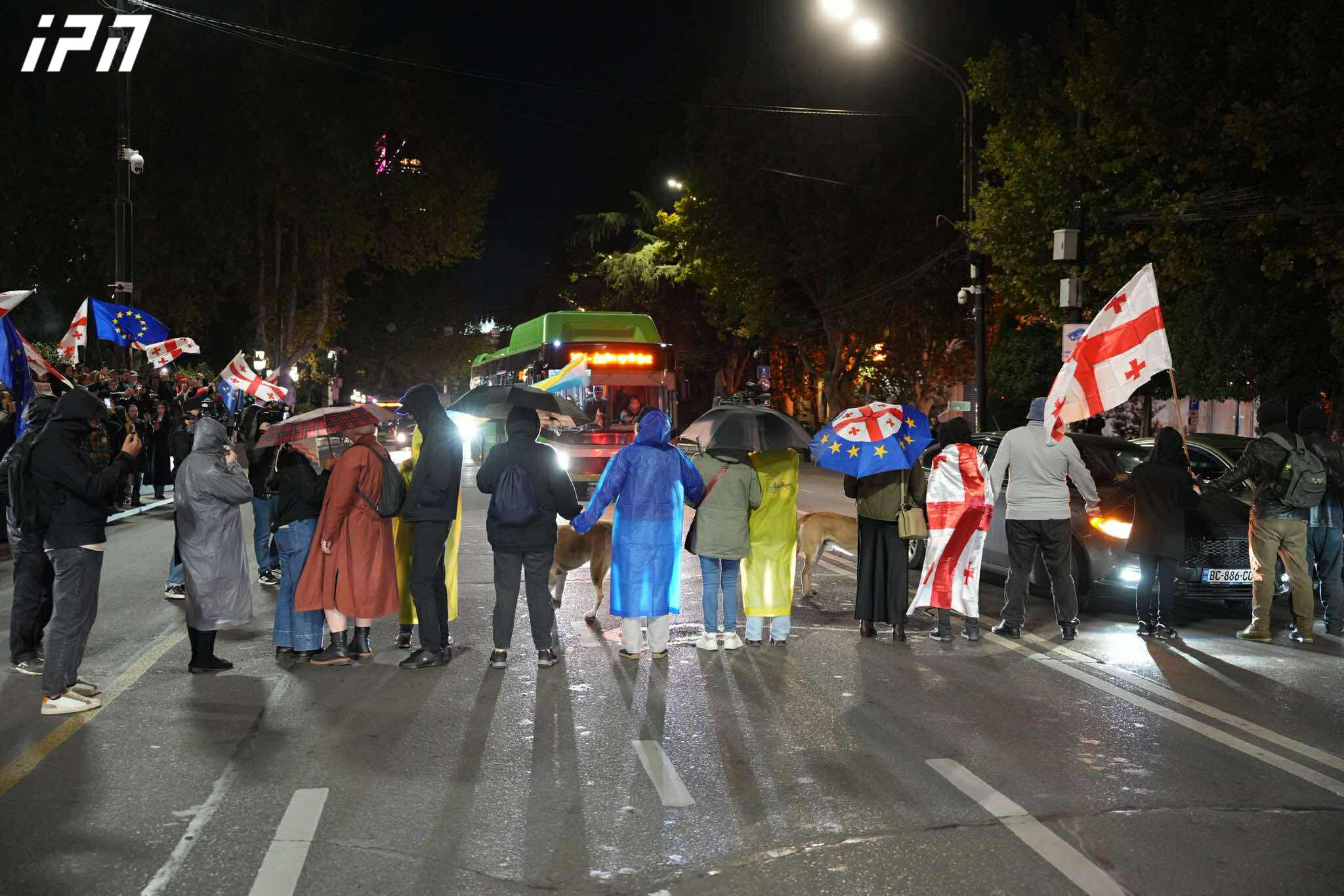 რუსთაველის გამზირზე მომიტინგეებმა ე.წ. ცოცხალი ჯაჭვი გააკეთეს