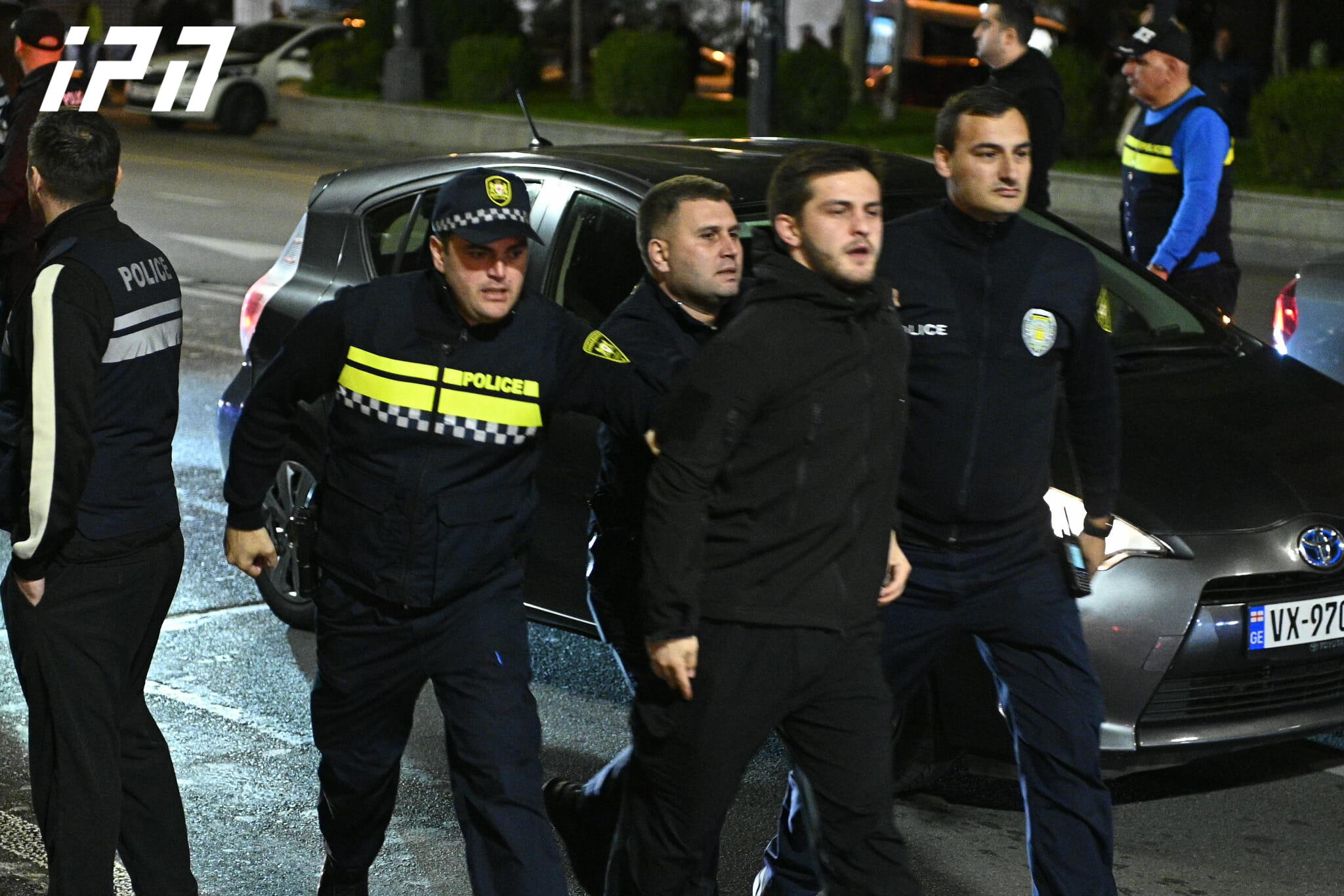 წვრილმან ხულიგნობასა და პოლიციელის კანონიერი მოთხოვნის შეუსრულებლობისთვის რუსთაველის გამზირზე დაკავებულ ლადო ჯახუას 2000-ლარიანი ჯარიმა დაეკისრა