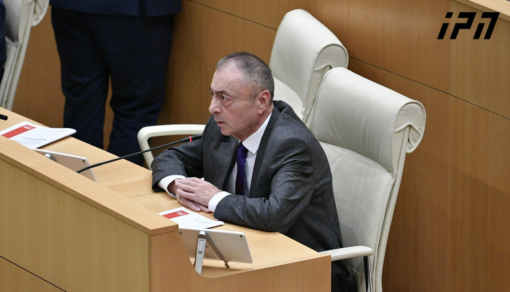 თენგიზ შარმანაშვილი გახარიას პარტიის დეპუტატებს - ფაქტებით გელაპარაკებით, აქ მიტინგი არ არის - კეთილი იყოს თქვენი მობრძანება დიდ პოლიტიკაში, აქ არავინ არც ერთ სიტყვას არ შეგარჩენთ და არც ერთ ნარატივს არ გაგატარებინებთ