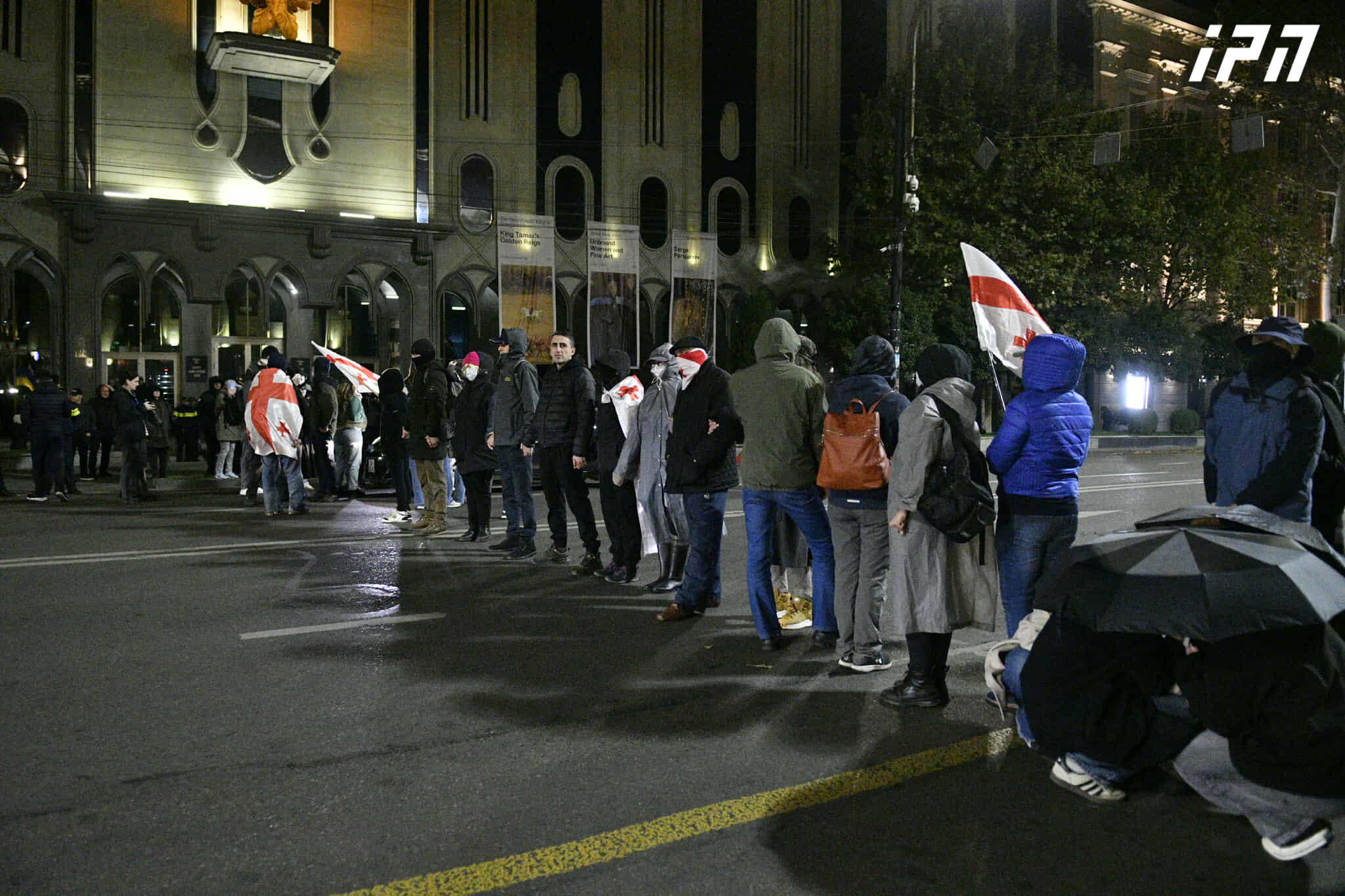 მომიტინგეებმა რუსთაველის გამზირზე საავტომობილო გზა გადაკეტეს