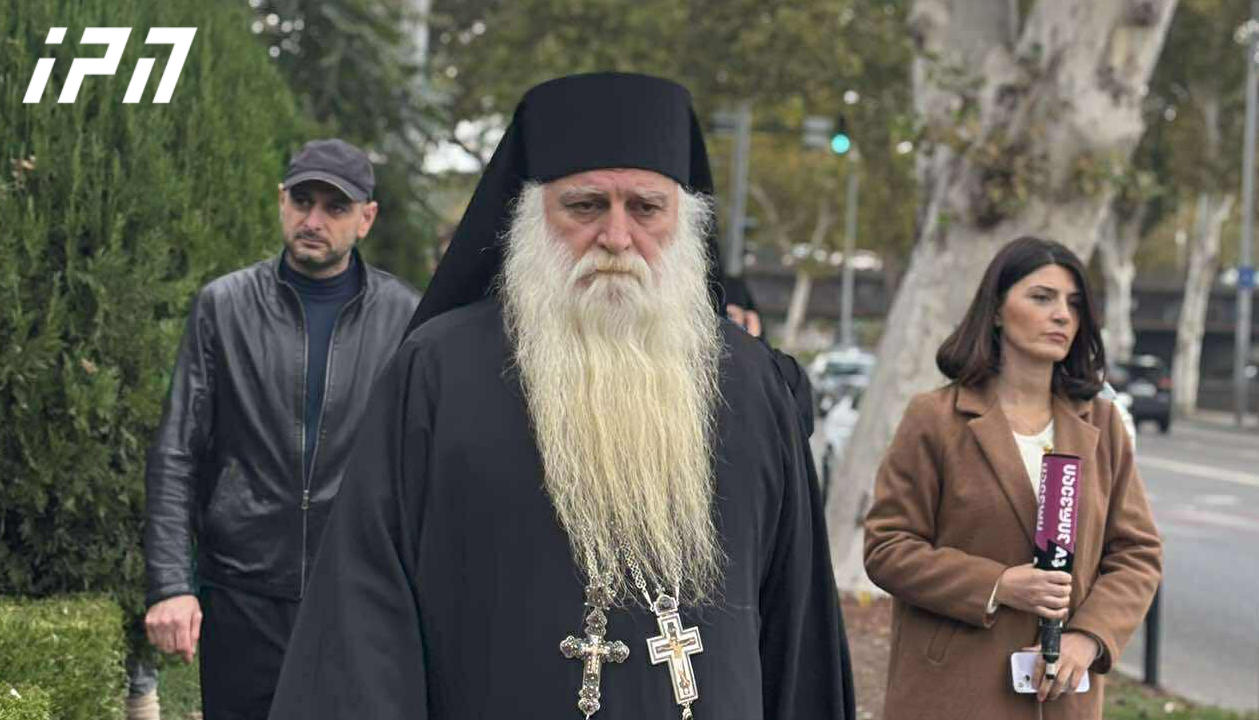 ილია მეორემ არქიმანდრიტი დოროთე ყურაშვილი შობის ტაძრის წინამძღვრობიდან გაათავისუფლა და სამების საპატრიარქო ტაძრის მღვდელმსახურად გაამწესა