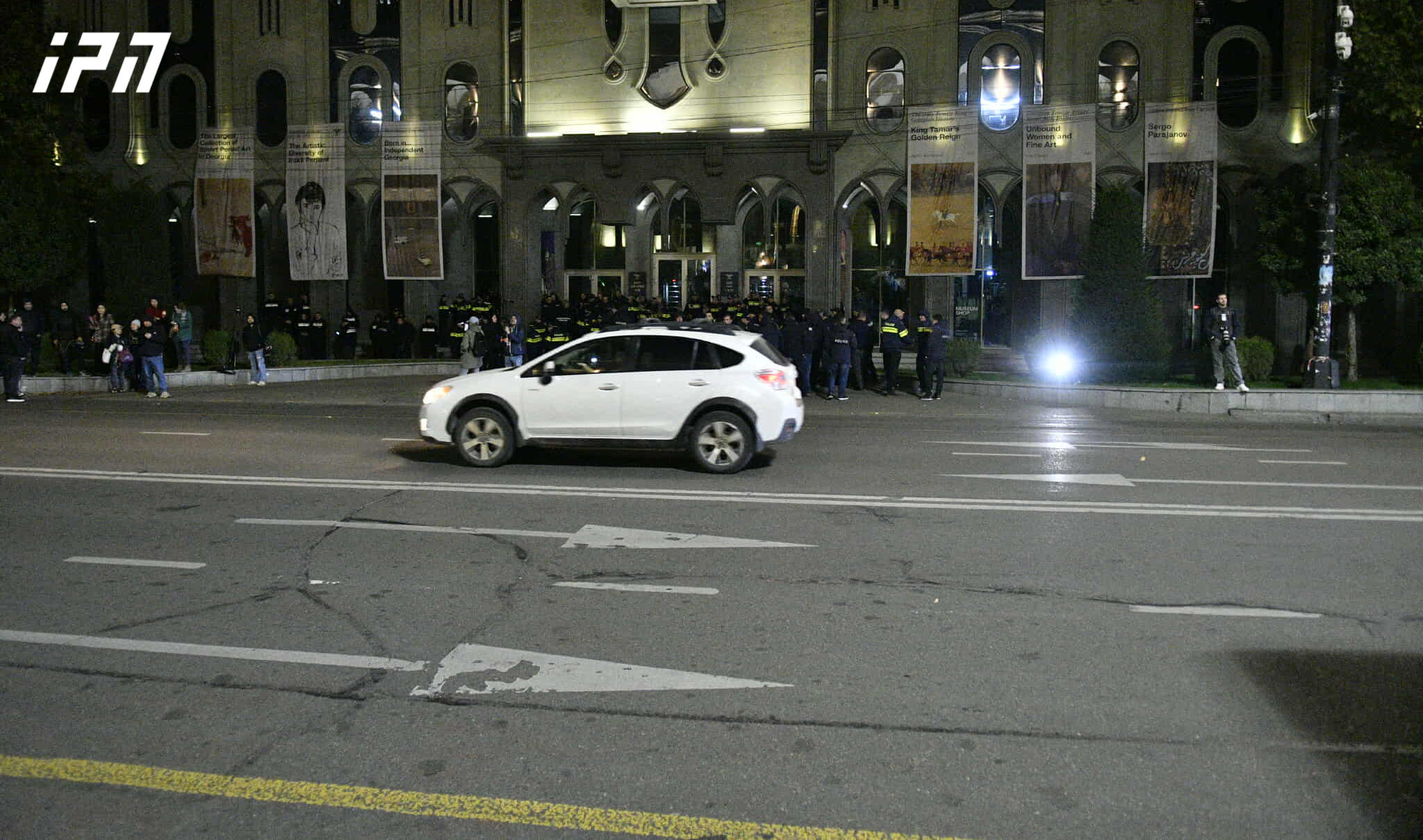 პარლამენტთან პოლიციამ საავტომობილო გზა გახსნა