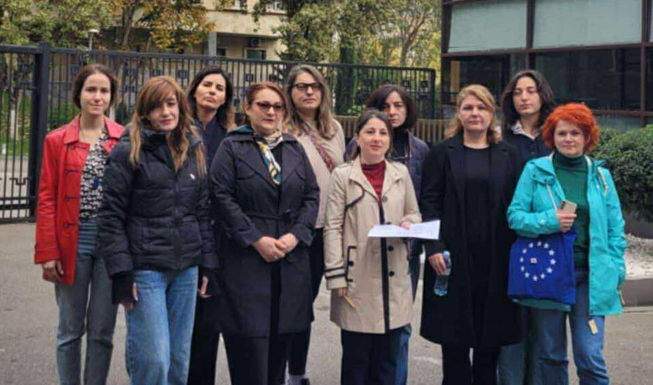 ქალთა საპროტესტო მოძრაობა „300 ქალის“ წევრები პროკურატურას მიმართავენ მოთხოვნით გათავისუფლდეს პატიმრობაში მყოფი პედაგოგი,  ნინო დათაშვილი