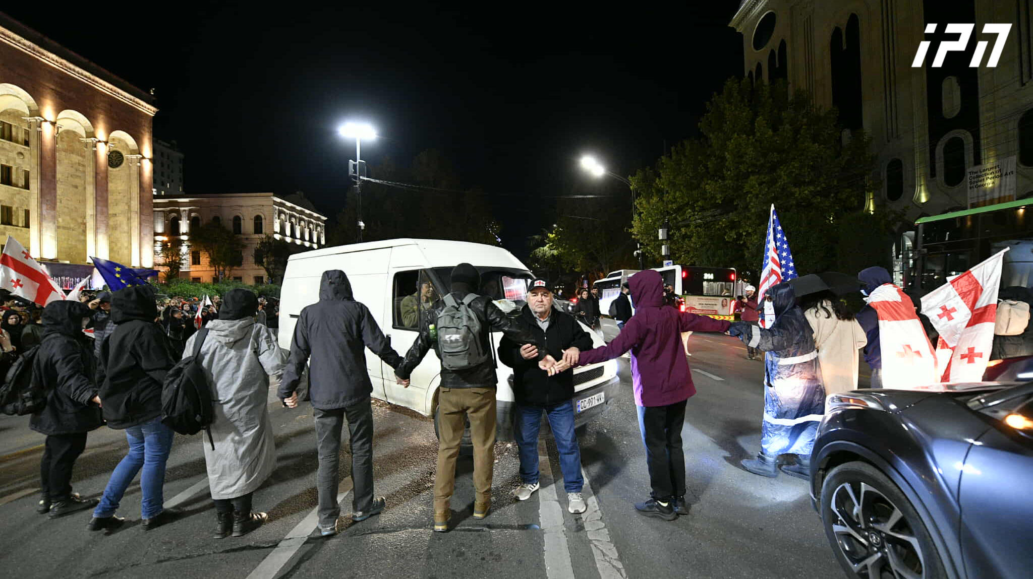 პარლამენტთან საპროტესტო აქცია მიმდინარეობს - მომიტინგეებმა რუსთაველის გამზირი გადაკეტეს