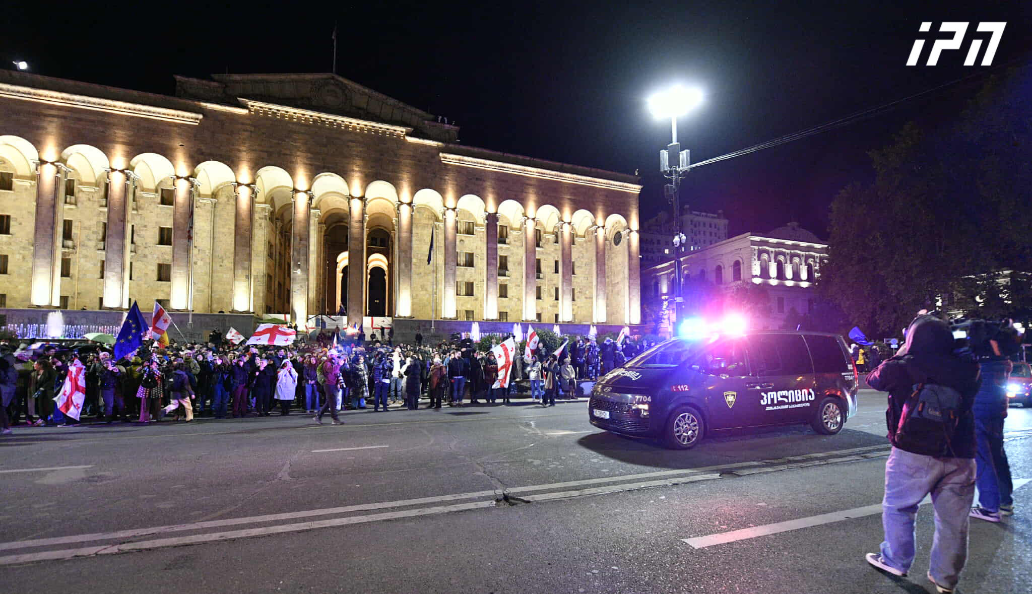 პოლიციამ მომიტინგეები, რომლებიც გზის სავალ ნაწილზე იდგნენ, ტროტუარზე გადაიყვანა