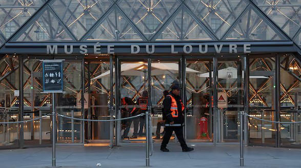 პოლიციამ ლუვრის ძარცვაში ეჭვმიტანილი მესამე პირი დააკავა