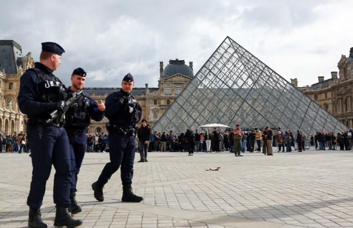 Reuters - ლუვრის ძარცვის საქმეზე პარიზის პოლიციამ კიდევ რამდენიმე პირი დააკავა