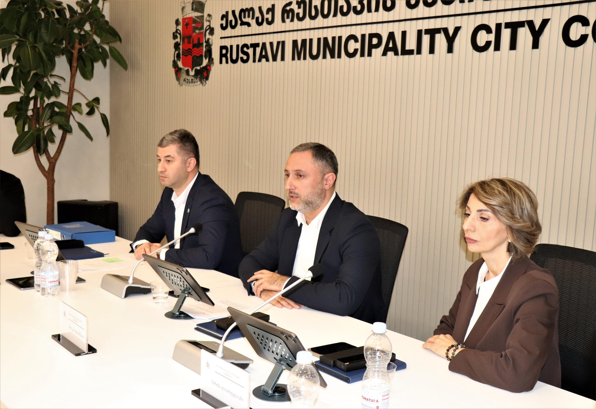 რუსთავის საკრებულოს თავმჯდომარედ მამუკა რეხვიაშვილი აირჩიეს