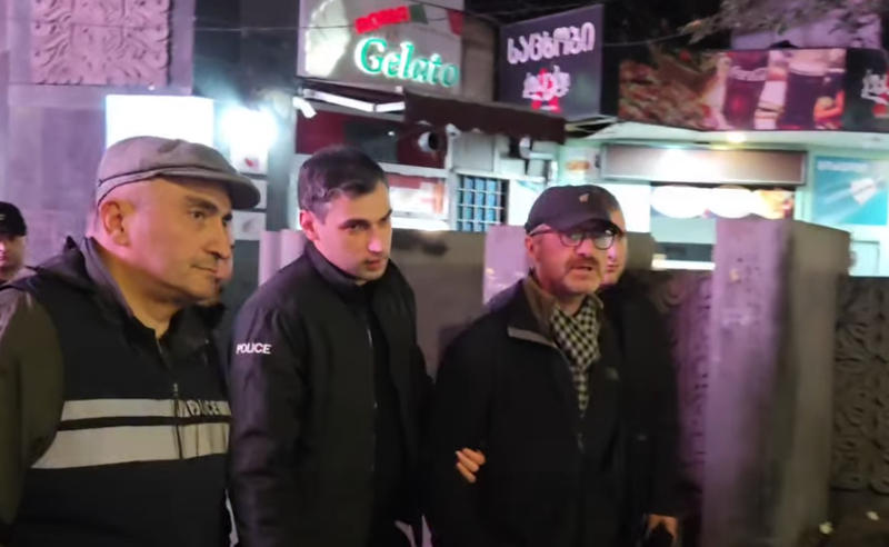 ადვოკატის ინფორმაციით, პარლამენტთან მიმდინარე საპროტესტო აქციაზე ადმინისტრაციული წესით დაკავებული აქტივისტი ზაზა ბროლაძე შიმშილობს