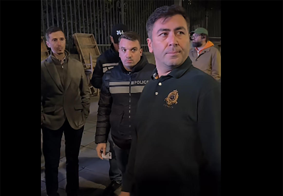 არსებული ინფორმაციით, რუსთაველის გამზირზე პოლიციამ გზის გადაკეტვის გამო რამდენიმე პირი დააკავა