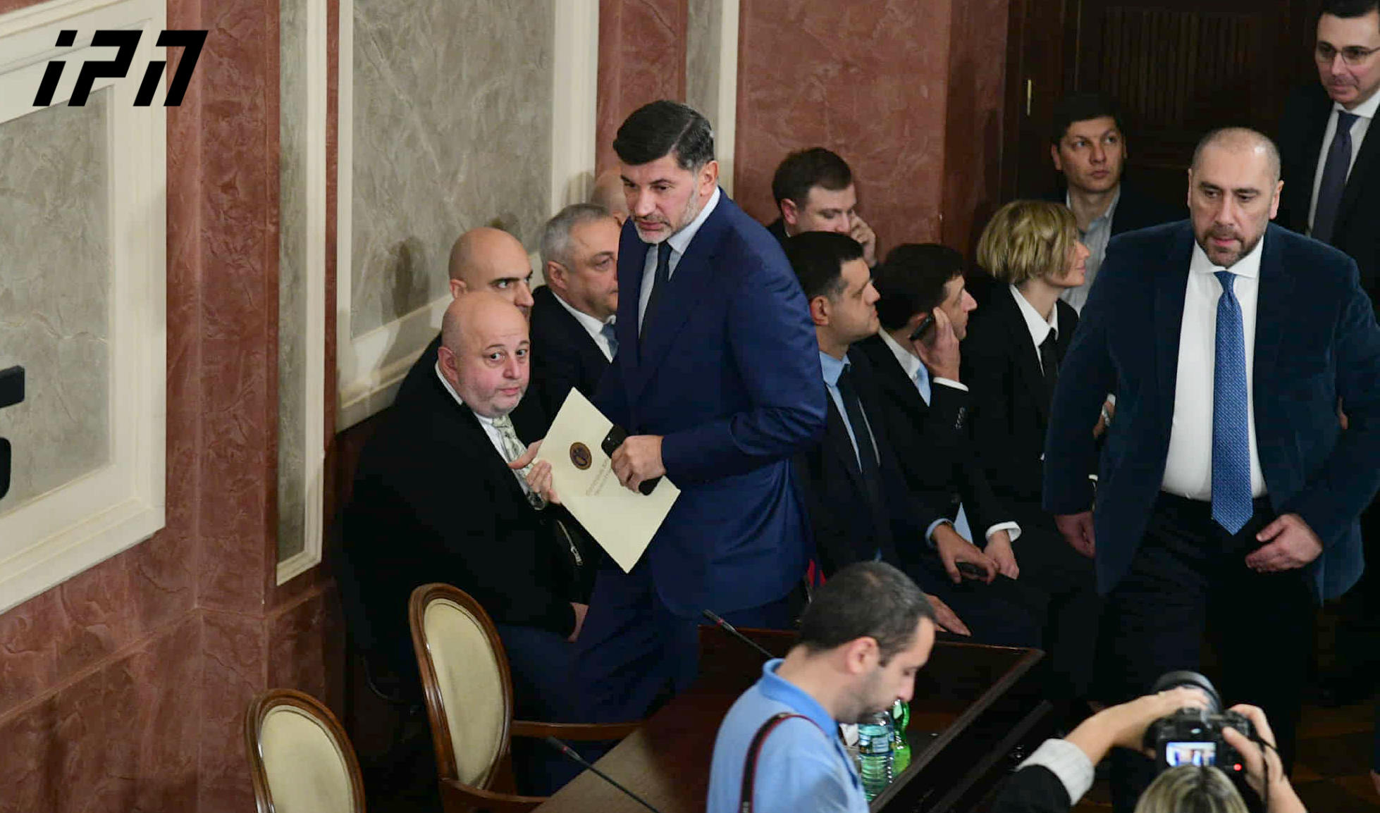 თბილისის საკრებულოში დედაქალაქის მერს, კახა კალაძეს უსმენენ