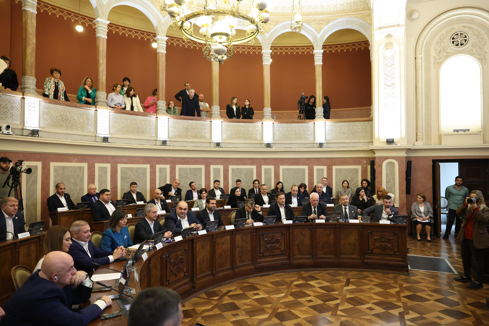 თბილისის საკრებულოში კომისიების გაერთიანებულ სხდომაზე თბილისის მთავრობის შემადგენლობას თანხმობა მისცეს