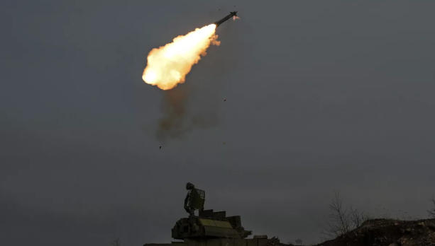 რუსული მხარის ინფორმაციით, 100-მდე უკრაინული დრონი ჩამოაგდეს და ქვეყნის რამდენიმე აეროპორტში შეზღუდვები დაწესდა