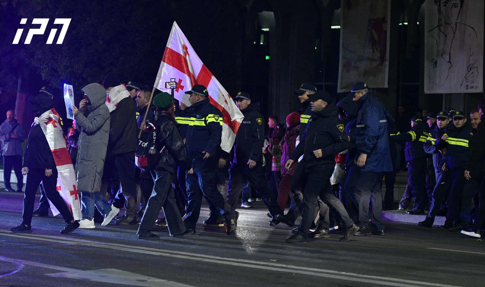 რუსთაველის გამზირი, რომელიც აქციის მონაწილეებს გადაკეტილი ჰქონდათ, პოლიციამ გახსნა