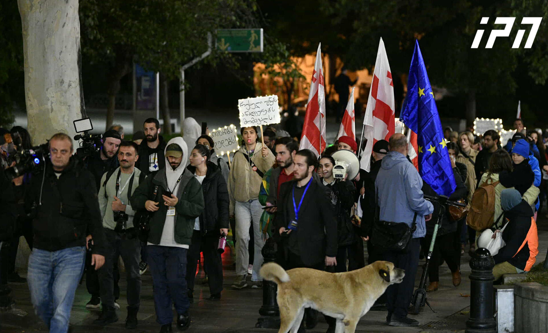 თბილისში საპროტესტო მსვლელობა - „დედები თავისუფლებისთვის“ მიმდინარეობს
