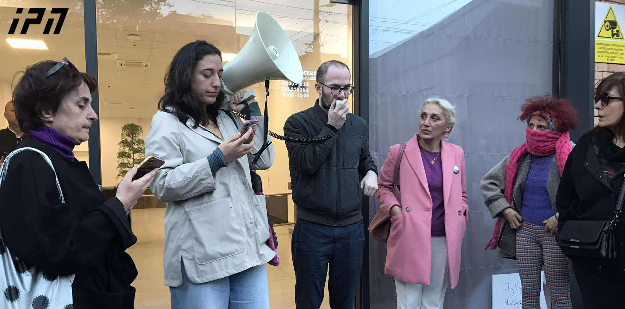 აქციის მონაწილეების ინფორმაციით, ომბუდსმენის ოფისში შეხვედრაზე შეთანხმდნენ, რომ ანასტასია ზინოვკინას სახალხო დამცველის წარმომადგენელი მოინახულებს, ასევე დაჩქარებული წესით გამოითხოვენ მისი ჯანმრთელობის შესახებ ინფორმაციას