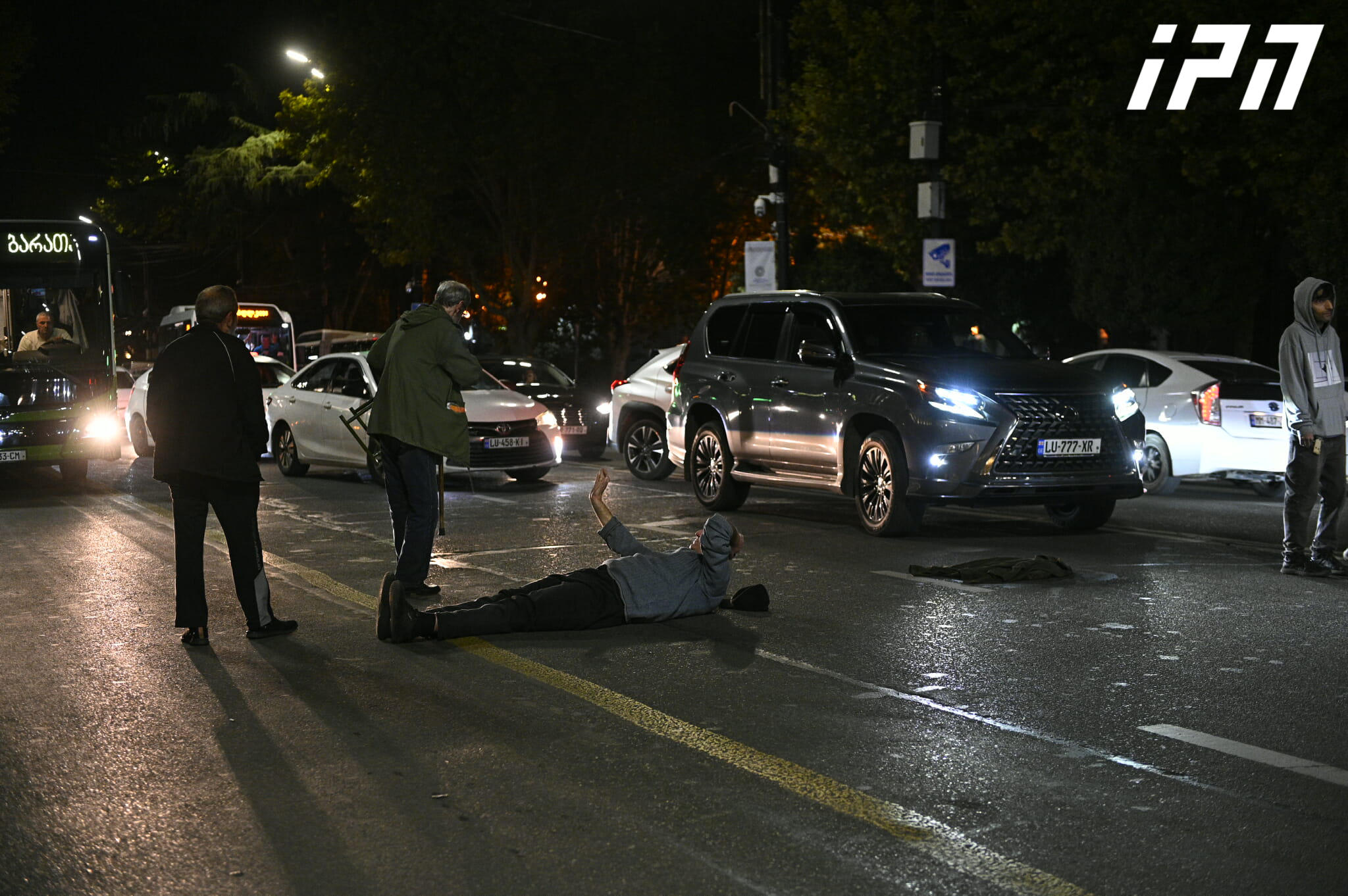 72 წლის იოსებ ხეოშვილს, რომელსაც „პოლიციელის კანონიერი მოთხოვნის შესუსრულებლობასა და გზის ხელოვნურად გადაკეტვას“ ედავებოდნენ, სასამართლომ სახდელის სახით 5 000 - ლარიანი ჯარიმა დააკისრა