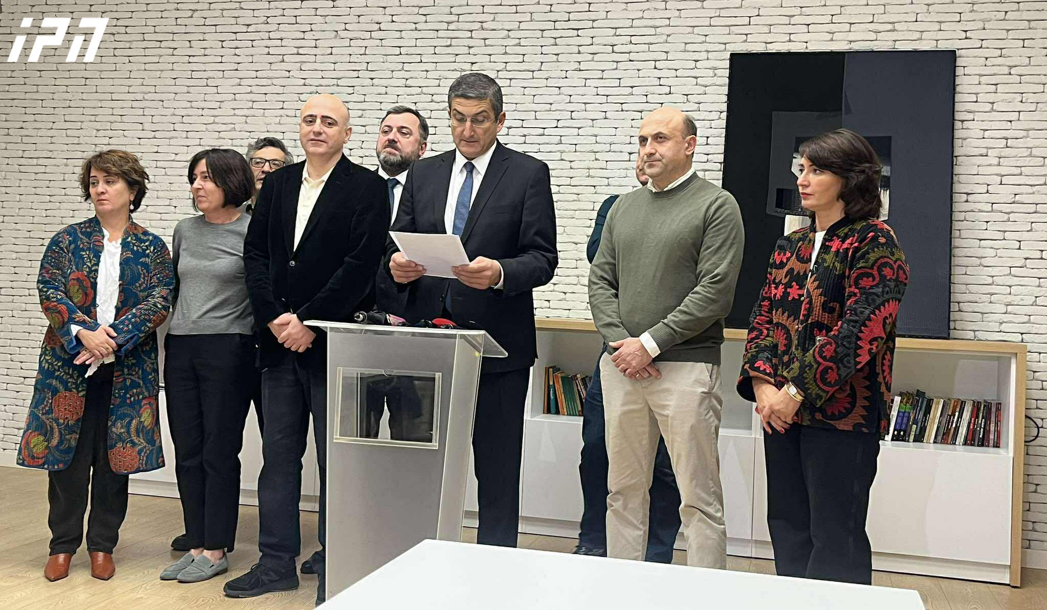 ყოფილი დიპლომატები - ევროკომისიის ანგარიშში ასახული უმძიმესი რეალობა ცხადყოფს ივანიშვილისა და “ქართული ოცნების” მიერ საქართველოს ევროპული ინტეგრაციის მიზანმიმართულ საბოტაჟს, კონსტიტუციის უგულვებელყოფასა და ეროვნული ინტერესების ღალატს