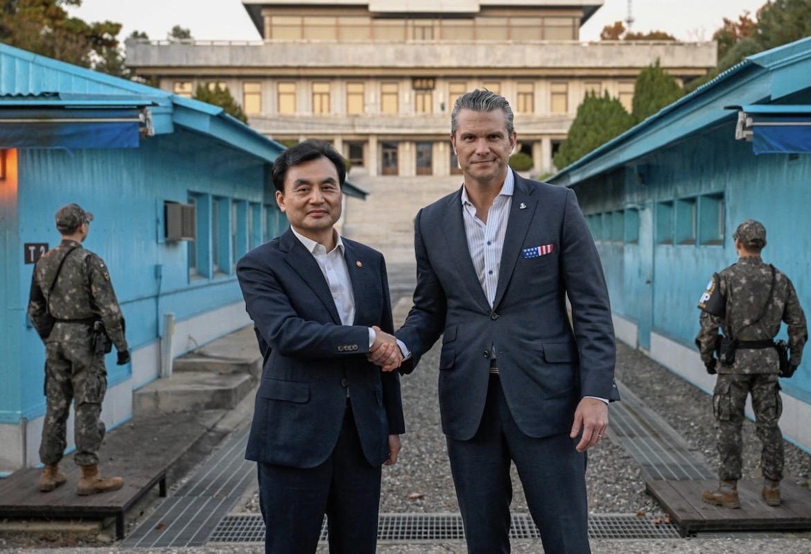 პიტ ჰეგსეტი სამხრეთ და ჩრდილოეთ კორეის საზღვარზე დემილიტარიზებულ ზონას ეწვია