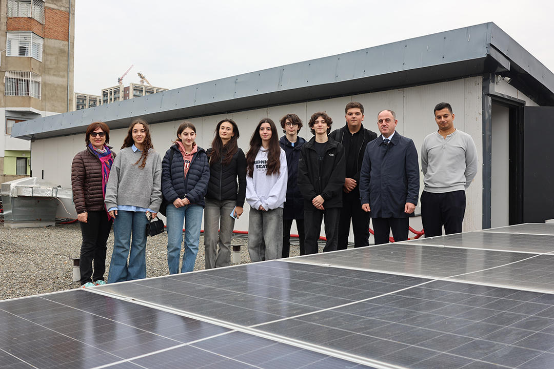 „მწვანე სკოლის“ მოსწავლეები სემეკში დამონტაჟებული მიკროსიმძლავრის ელექტროსადგურის ფუნქციონირებას გაეცნენ