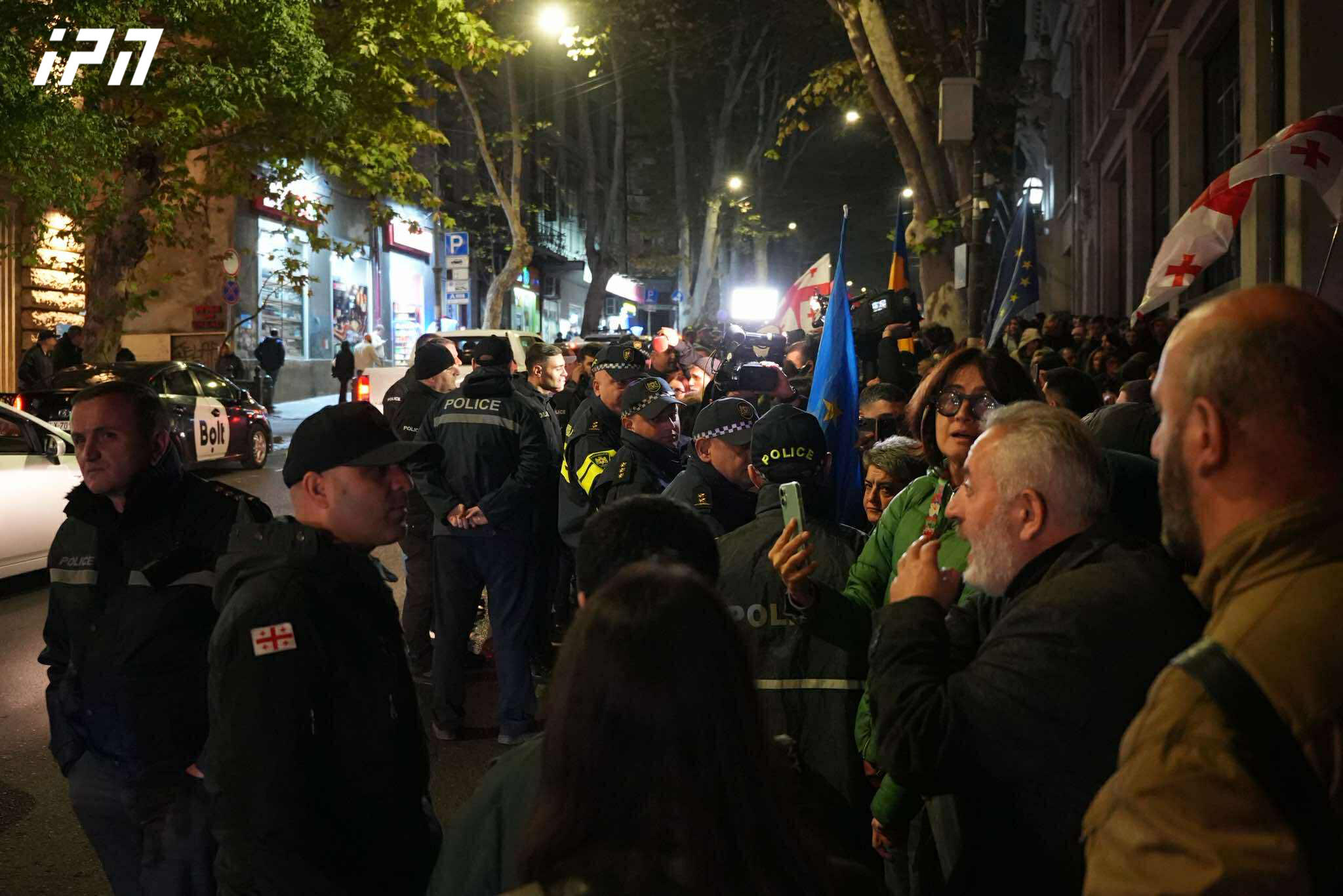 მომიტინგეებმა მთავრობის ადმინისტრაციიდან კვლავ პარლამენტთან გადაინაცვლეს