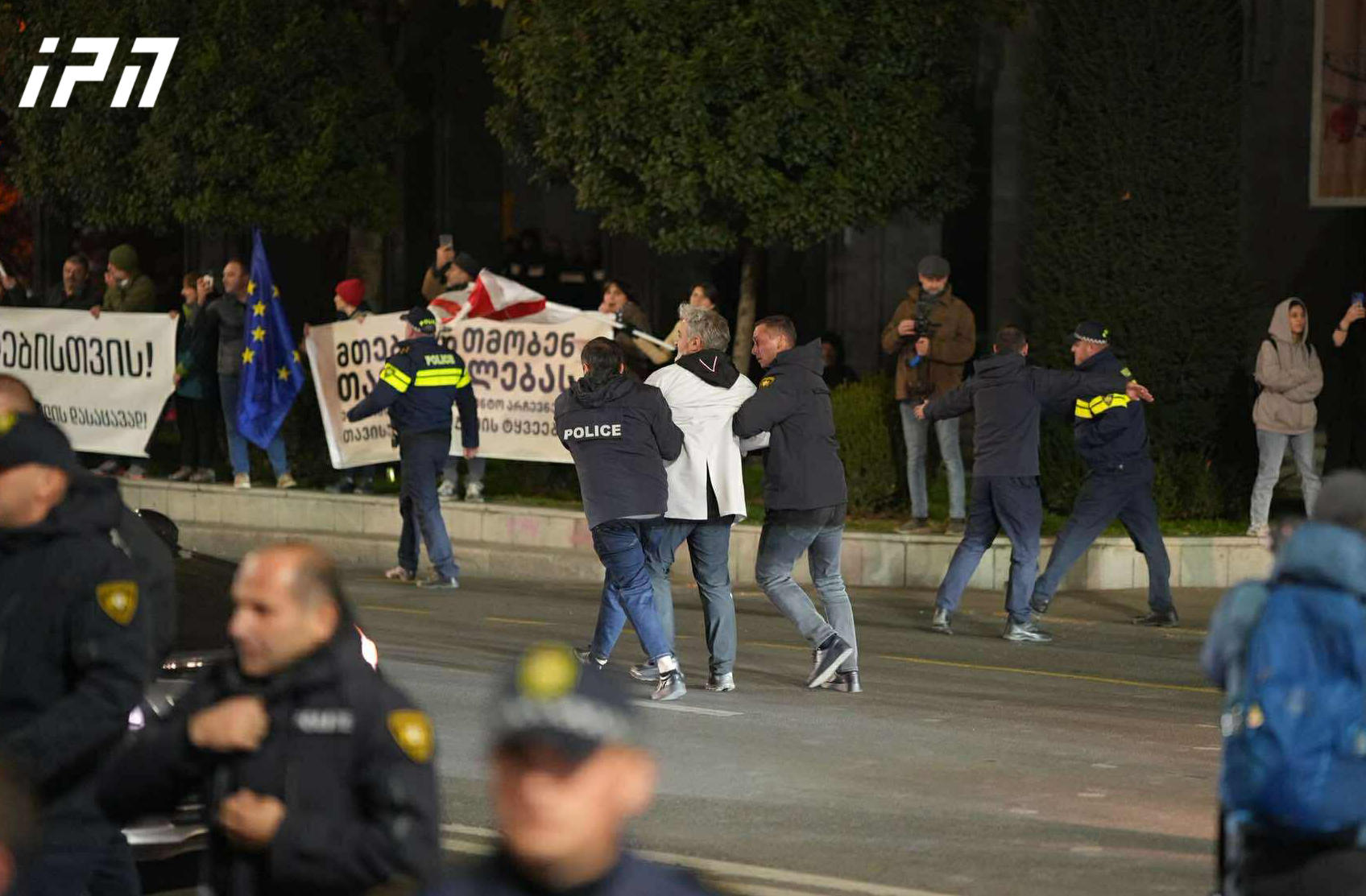 Police prevent protesters from blocking roadway on Rustaveli Avenue - one person arrested