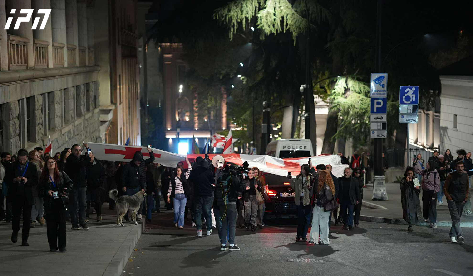 მომიტინგეები რუსთაველის გამზირიდან მსვლელობით მთავრობის ადმინისტრაციისკენ მიემართებიან