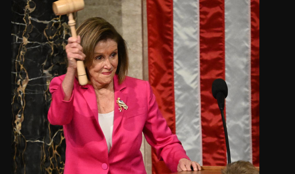 ნენსი პელოსი პოლიტიკურ კარიერას ასრულებს